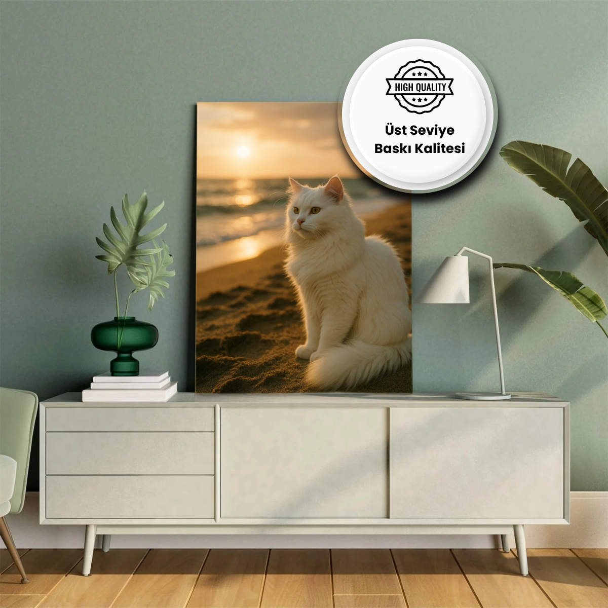 Gün batımında sahilde oturan beyaz kedi, sinematik tarzda duvar posteri olarak modern bir odada sergileniyor