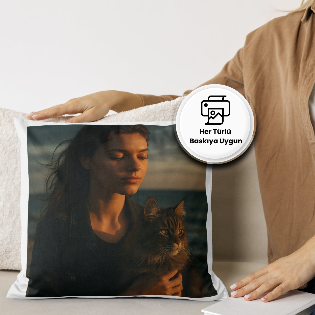Kadın ve kedisinin yer aldığı sinematik portre baskılı yastık tasarımı – her türlü baskıya uygun dijital ürün
